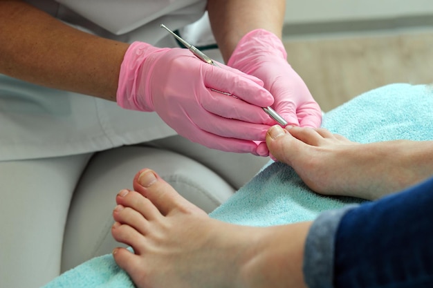 Foto massaggio ai piedi nel salone termaledonna in un salone di bellezza per pedicure e massaggio ai piedi