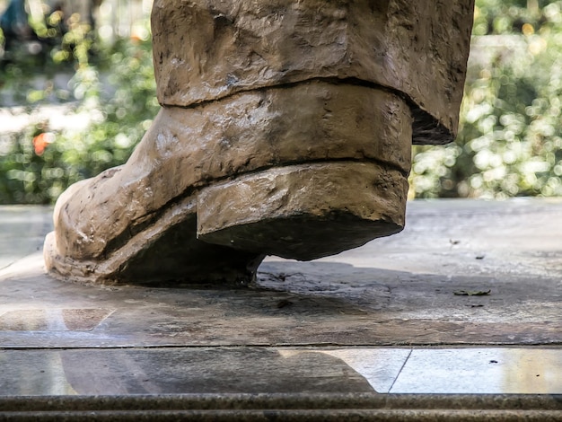 Foto statua di pietra con il piede nella scarpa