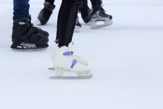 Foto persone che pattinano sulla pista di pattinaggio sul ghiaccio
