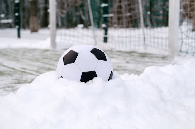 겨울에 축구 목표 근처 축구 공