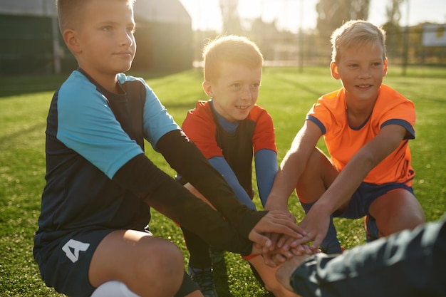 Photo football coach motivating junior football team before match