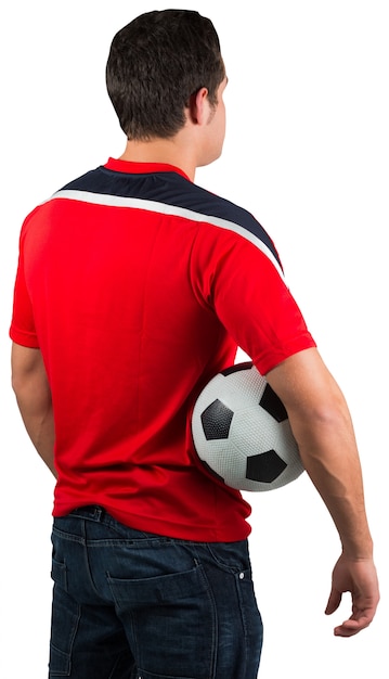 赤いジャージーボールを持つサッカーファン