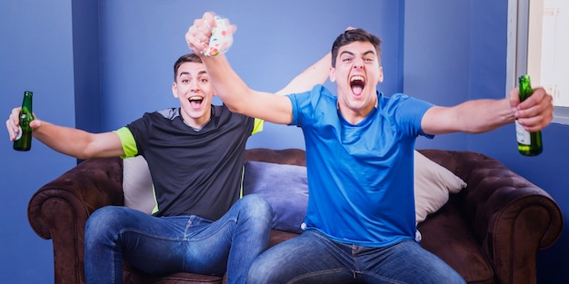 Photo football fans celebrating with beer