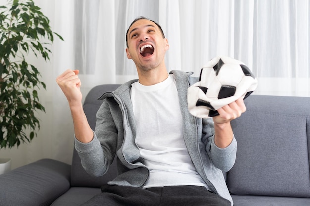 Appassionati di calcio a casa, sport. guardare il flusso. foto di alta qualità