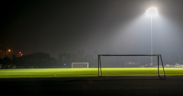 夜間、スポットライト付きのサッカーフィールド