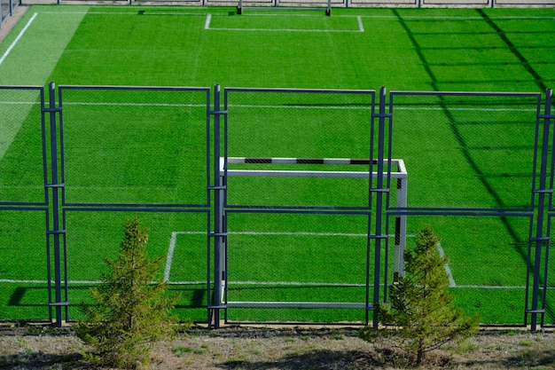 ゲートと新しく敷かれた緑の芝生のあるサッカー場