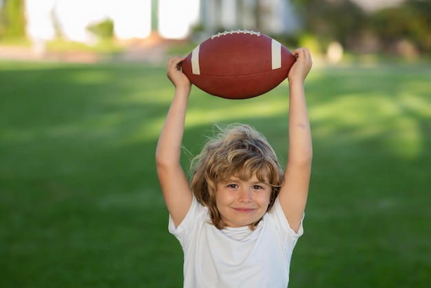 Foto gioco di calcio rugby football americano bambino ragazzo che gioca a calcio all'aperto