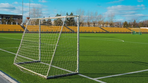 Foto gol da calcio su campo vuoto per coronavirus