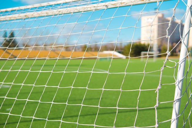 写真 コロナウイルスによる空のフィールドでのサッカーのゴール