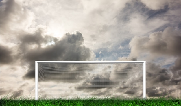 Фото Футбольный мяч под серым облачным небом