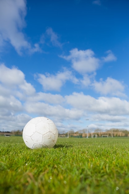 Foto calcio sul campo sotto il cielo blu