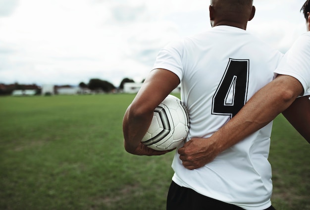 Calciatore in maglia numero 4