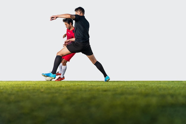 야외 경기장에서 공을 치는 축구 선수