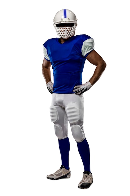 Foto giocatore di football americano con una divisa blu su un muro bianco