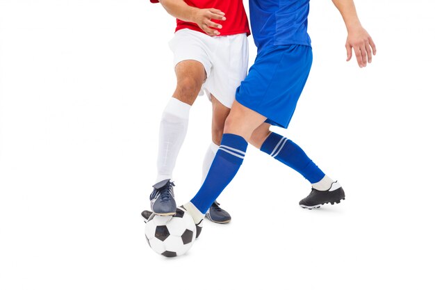 흰색 배경에 공을 태 클하는 축구 선수