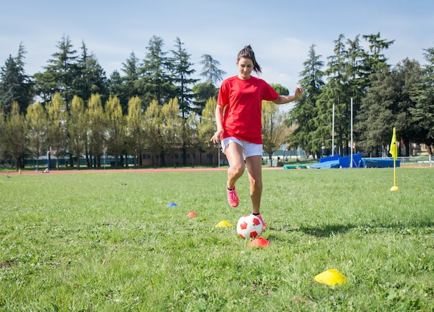 サッカーのフィールドでトレーニングのフットボール選手