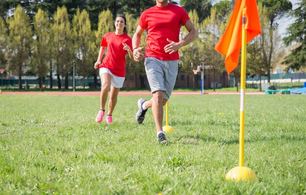 Giocatori di football americano che si preparano nel campo di calcio