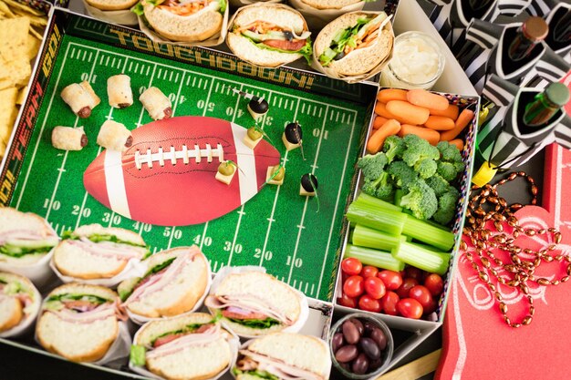 Football Snack Stadium gevuld met sub sandwiches, veggies en chips.