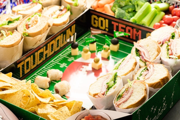 Football Snack Stadium gevuld met sub sandwiches, veggies en chips.