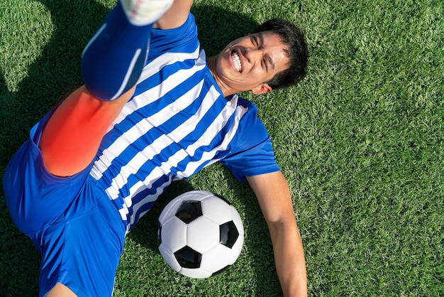 Calcio calciatore incidente infortunio al ginocchio trattamento sportivo nella partita di calcio allo stadio di calcio