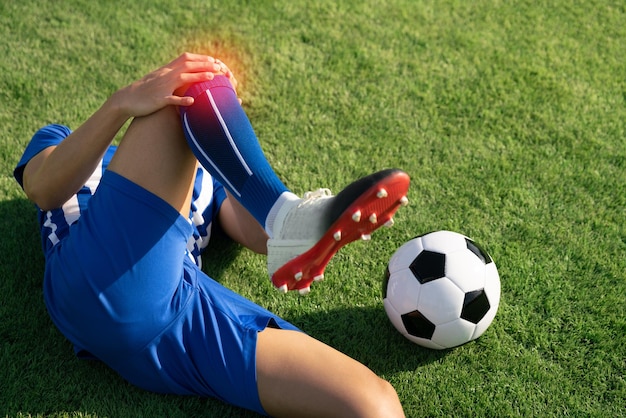 Calcio calciatore incidente infortunio al ginocchio trattamento sportivo nella partita di calcio allo stadio di calcio