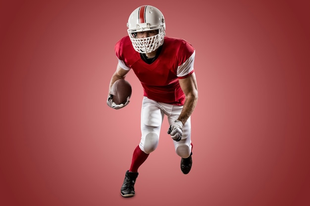 Football-speler met een rood uniform uitgevoerd op een rode muur