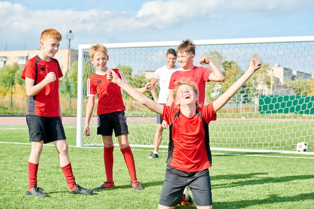 Squadra di calcio che celebra la vittoria