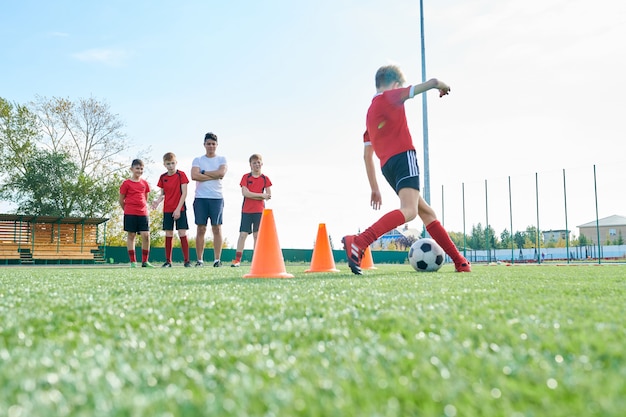 写真 フィールドでのサッカーチームのトレーニング