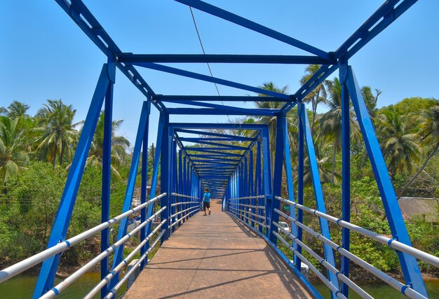 写真 明るい青い空の向こうの歩道橋