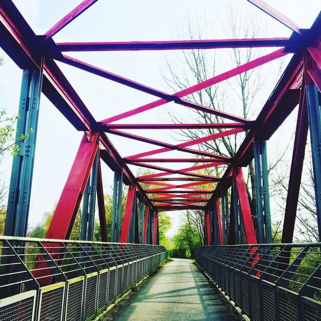 Foto ponte pedonale contro un cielo limpido