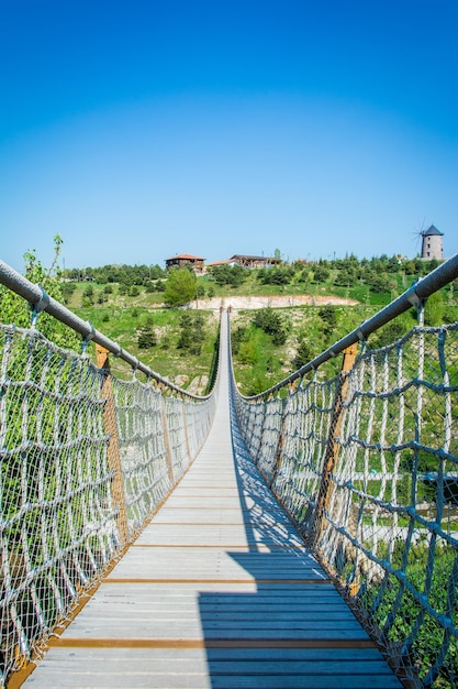 Foto ponte pedonale contro un cielo limpido