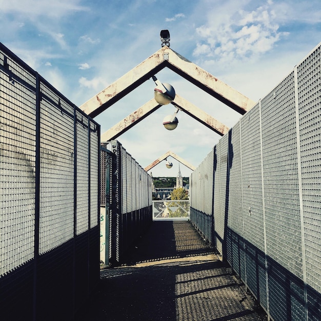 Photo footbridge against sky during sunny day