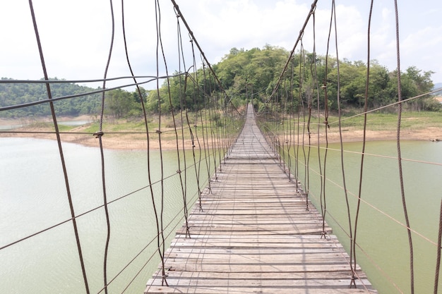 Foto ponte pedonale tra piante e alberi contro il cielo