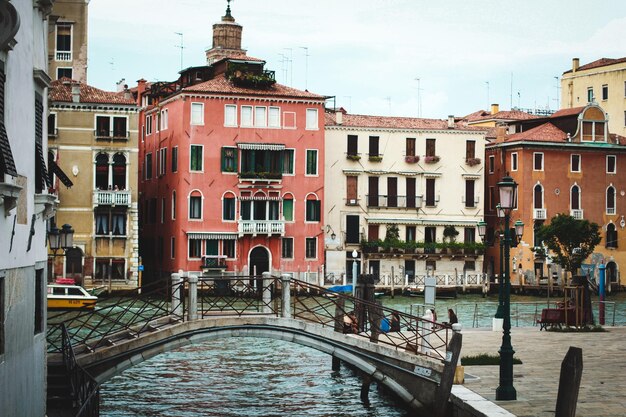 Foto ponte pedonale sul canale contro gli edifici in città