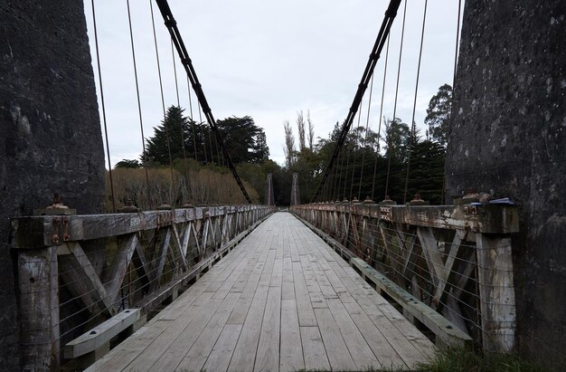 Foto ponte pedonale in città contro il cielo