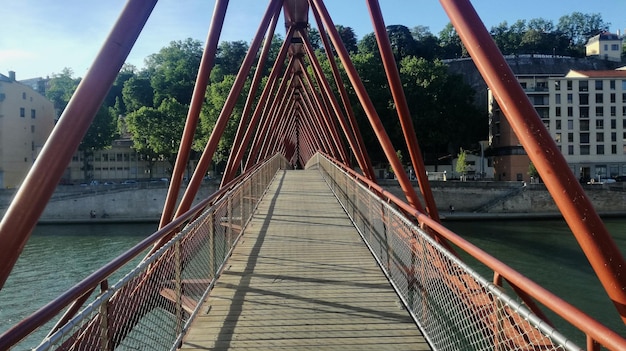 Photo footbridge in city against sky