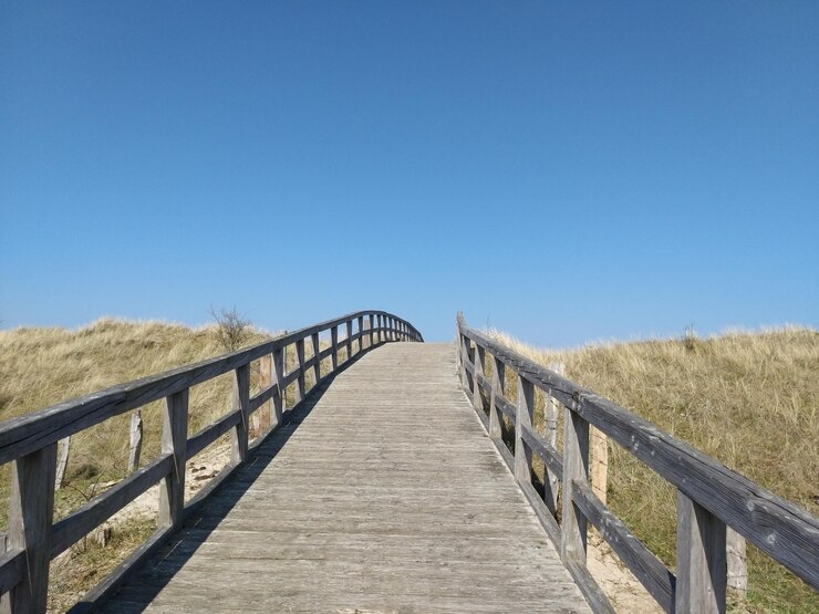 Photo footbridge on footpath against clear blue sky