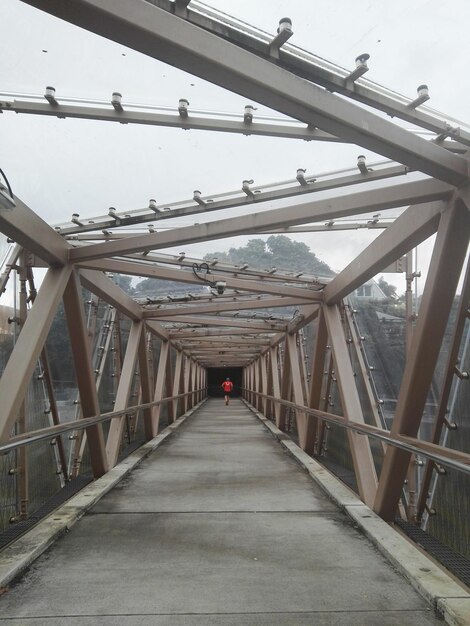 Foto ponte pedonale sul sentiero contro il cielo