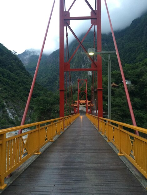 Photo footbridge leading towards mountains