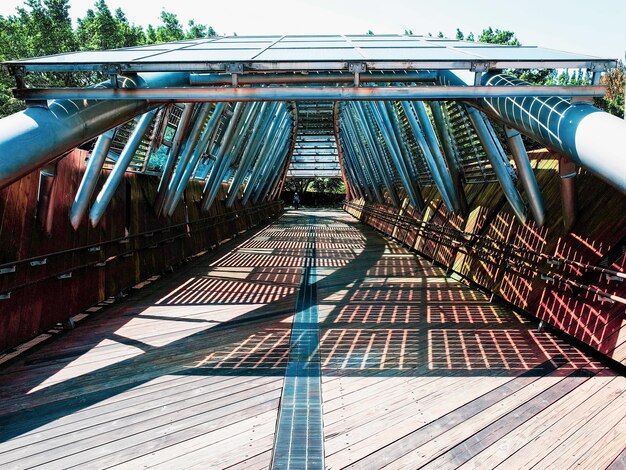 写真 空に逆らって水を越えた歩道橋