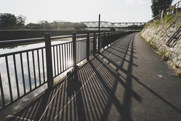 Photo footbridge over river against clear sky