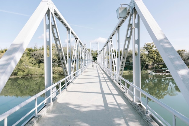 空に照らされた川を越えた歩道橋