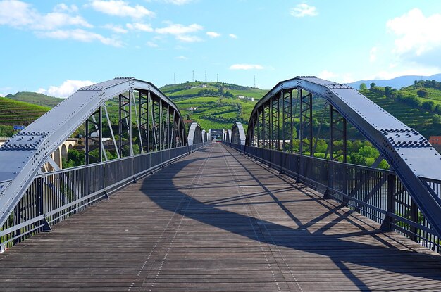 Foto ponte pedonale sul fiume