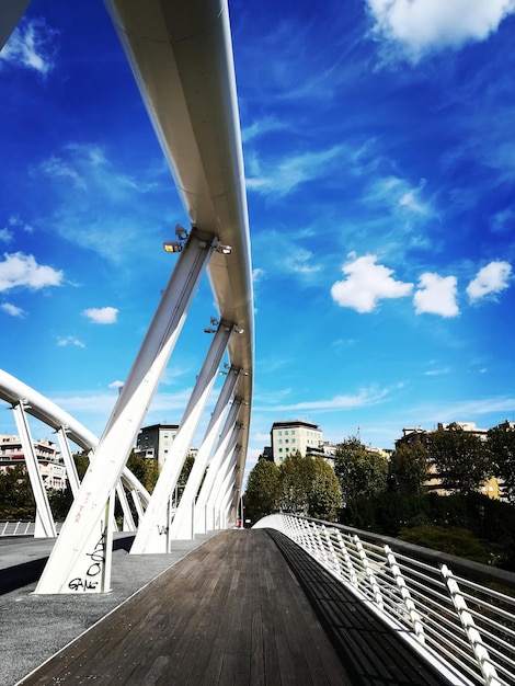 Photo footbridge over road in city against sky