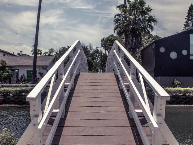 Photo footbridge over stream in city during sunny day