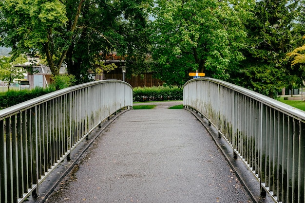 Photo footbridge with trees in background