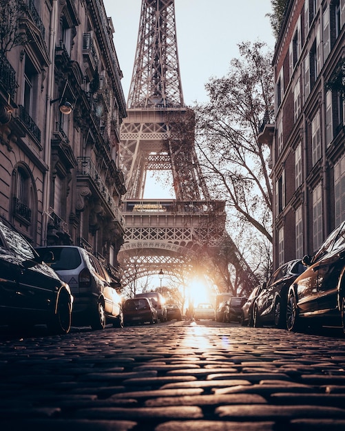 Foto sentiero contro la torre eiffel in città