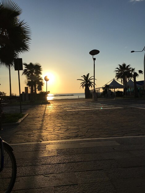 夕暮れの空に照らされた歩道
