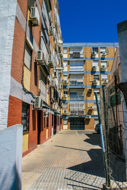 Foto cammino tra gli edifici contro il cielo