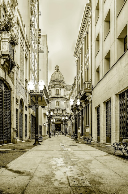 Photo footpath amidst buildings in city